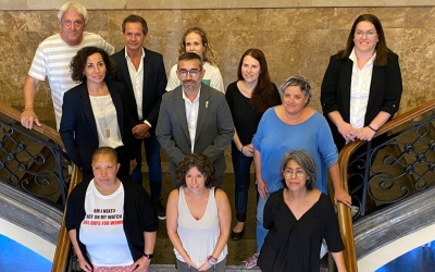 Maria Teresa Montaño i Lucinda Evans amb els portaveus de l'Ajuntament | Helena Molist